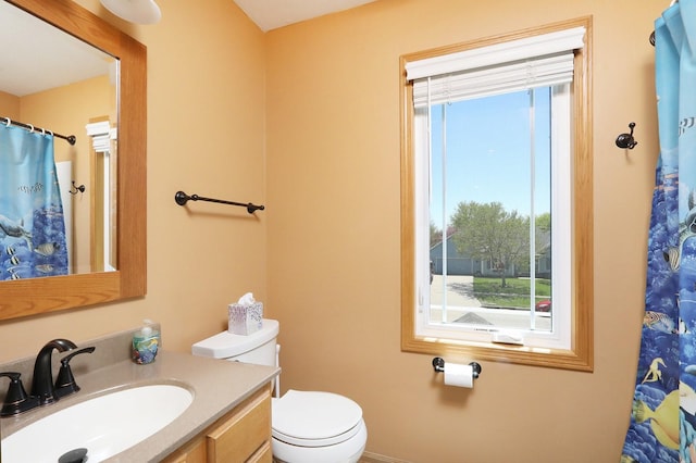 full bath with toilet, curtained shower, and vanity