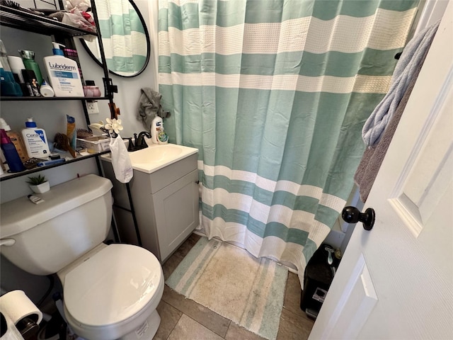 full bathroom featuring a shower with shower curtain, vanity, and toilet