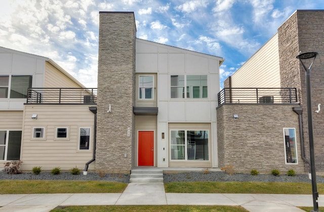 view of front of home featuring a balcony and stucco siding