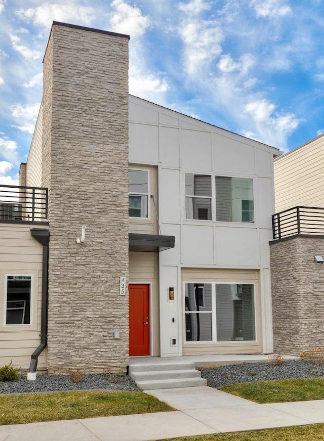 view of front of property featuring a balcony and stucco siding