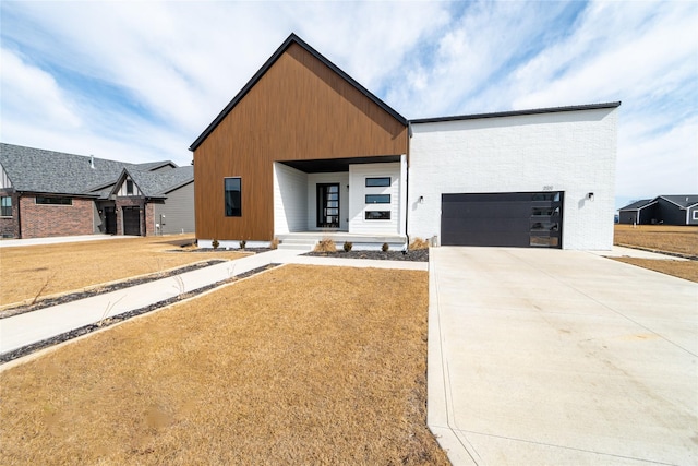 view of front of house with driveway and a front yard