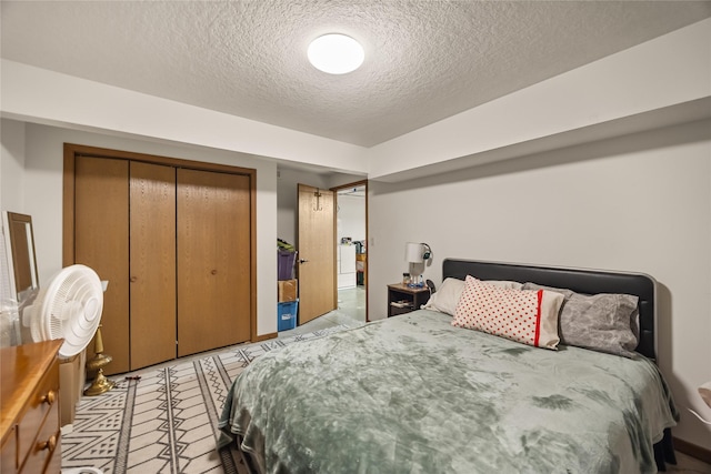 bedroom featuring a textured ceiling and a closet