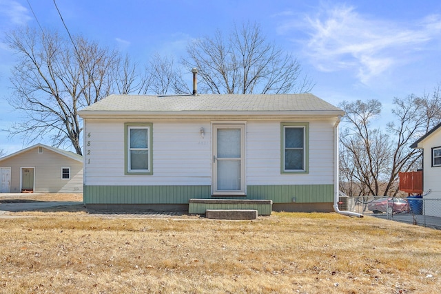 view of front facade with a front yard and fence