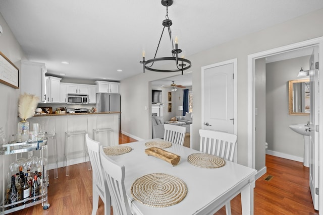 dining space featuring a ceiling fan, visible vents, wood finished floors, baseboards, and recessed lighting