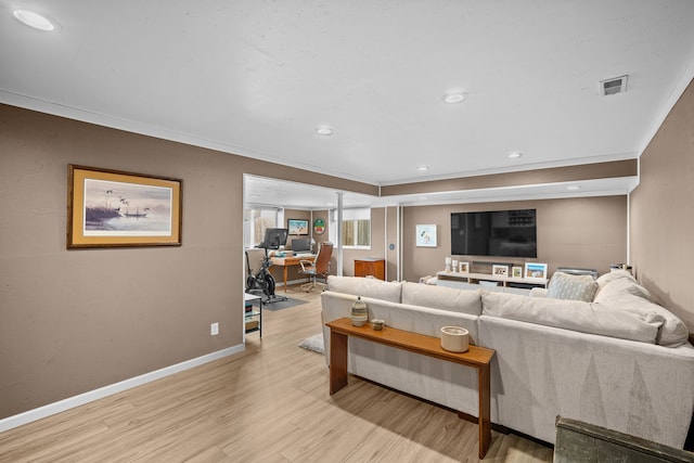 living area with visible vents, crown molding, baseboards, recessed lighting, and light wood-style floors