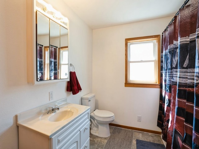 full bathroom with a shower with shower curtain, baseboards, vanity, and toilet