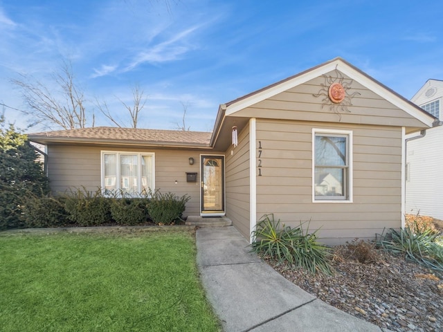 view of front of property with a front yard