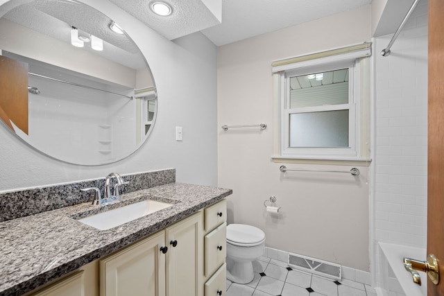 full bathroom featuring a textured ceiling, toilet, vanity, visible vents, and baseboards