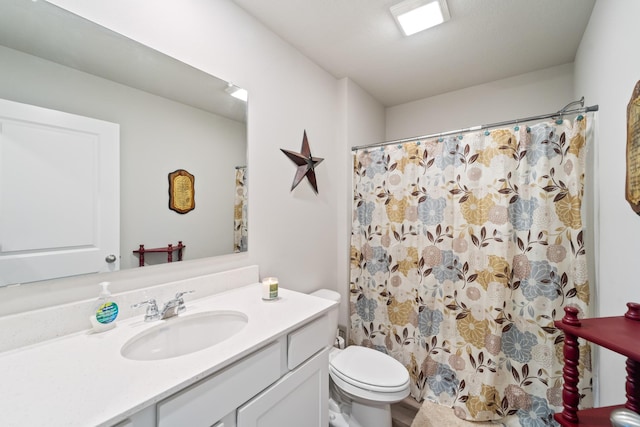 full bathroom featuring toilet, a shower with curtain, and vanity