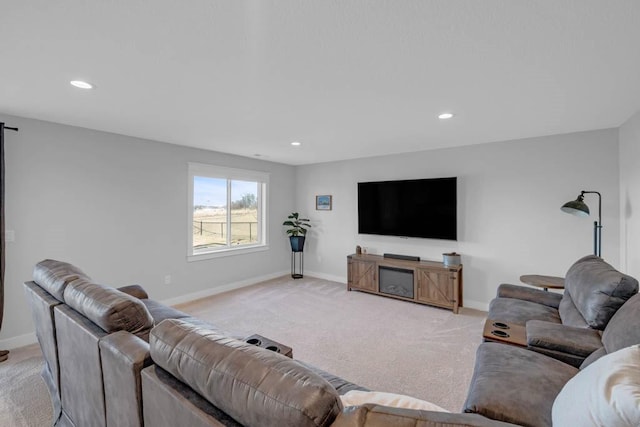 living room featuring recessed lighting, a barn door, baseboards, and light colored carpet