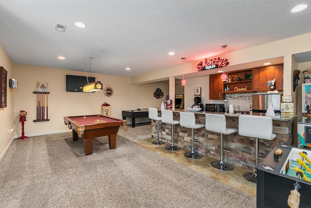 rec room featuring visible vents, a textured ceiling, carpet flooring, indoor wet bar, and recessed lighting