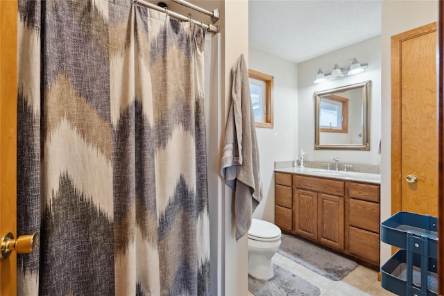 full bath featuring a shower with curtain, vanity, and toilet