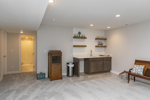 bar featuring recessed lighting, light colored carpet, a sink, visible vents, and baseboards