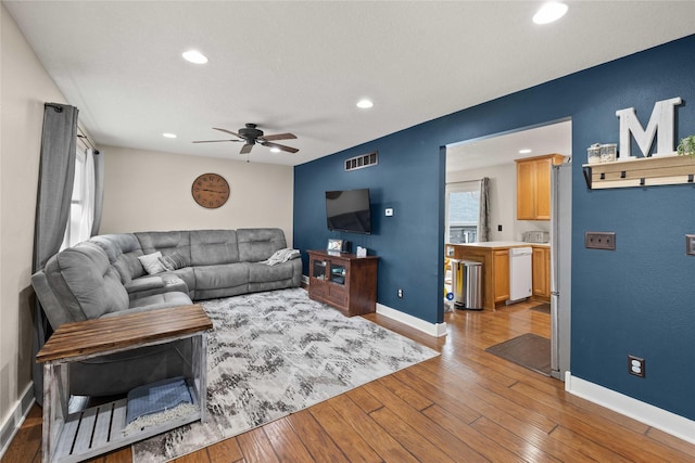 living area featuring visible vents, baseboards, wood-type flooring, ceiling fan, and recessed lighting