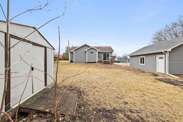 view of yard with an outdoor structure