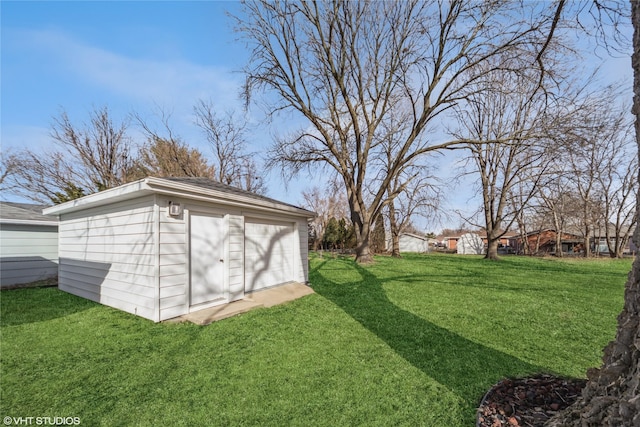 view of yard with an outdoor structure and a detached garage