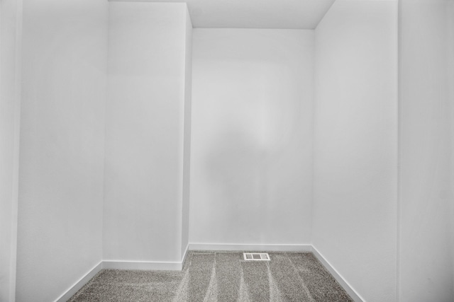 walk in closet featuring visible vents and carpet flooring