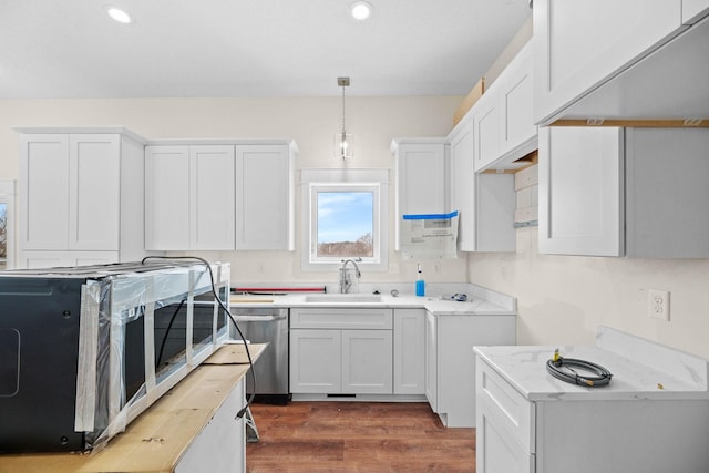 kitchen with dark wood-style flooring, recessed lighting, appliances with stainless steel finishes, a sink, and under cabinet range hood