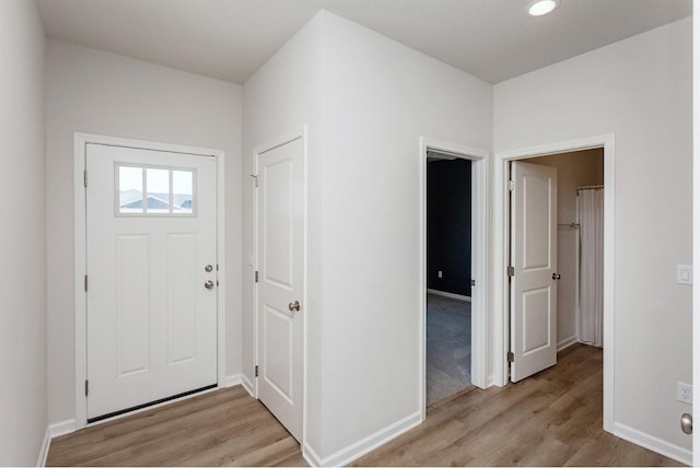 foyer entrance featuring light wood-style flooring, baseboards, and recessed lighting