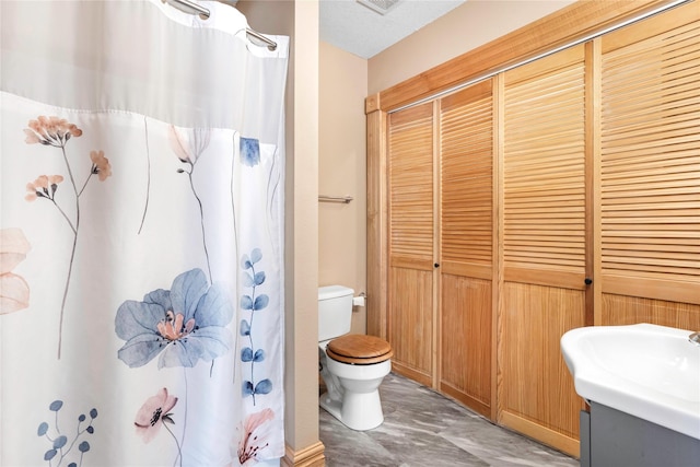 full bath featuring vanity, a shower with shower curtain, and toilet