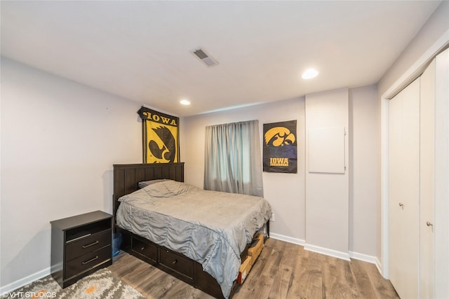 bedroom featuring recessed lighting, visible vents, baseboards, and wood finished floors