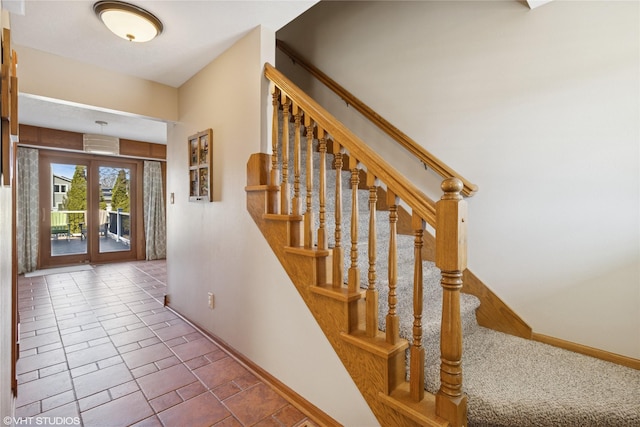 foyer entrance featuring baseboards