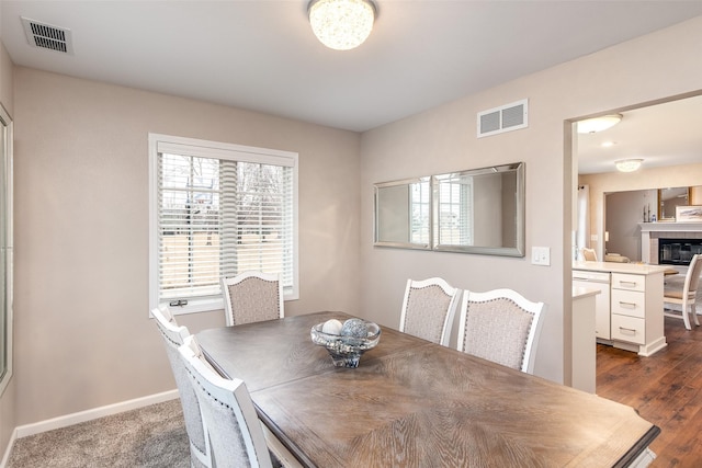 dining area with visible vents, plenty of natural light, and baseboards