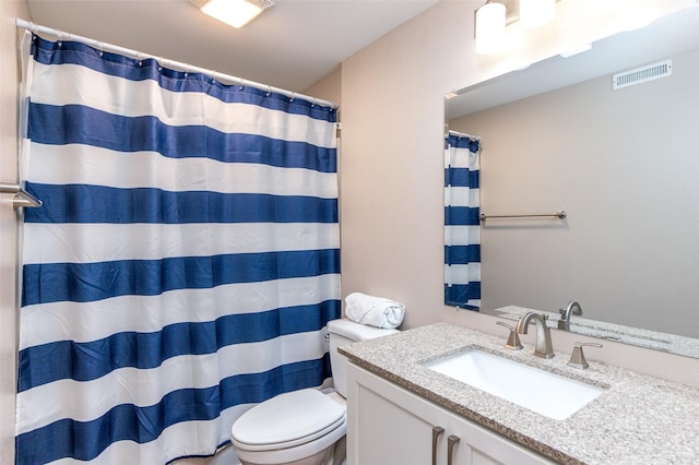 full bathroom featuring visible vents, toilet, vanity, and a shower with curtain