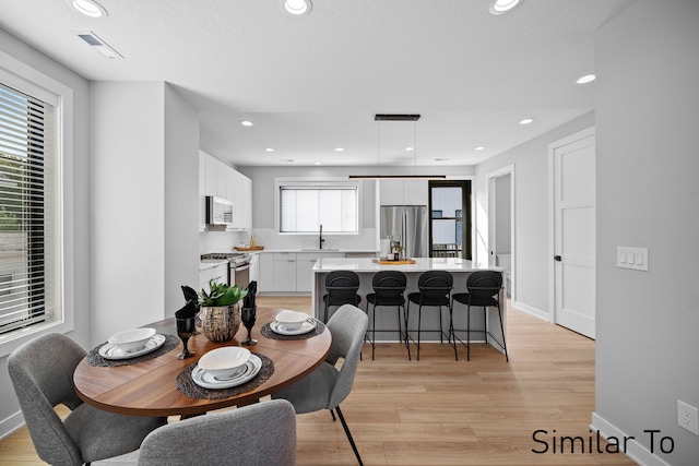 4828 Ingersoll Ave, Des Moines, IA 50312 - dining space with recessed lighting, light wood-type flooring, baseboards, and visible vents