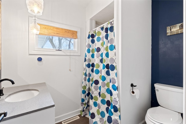 full bath with visible vents, baseboards, toilet, a shower with curtain, and vanity