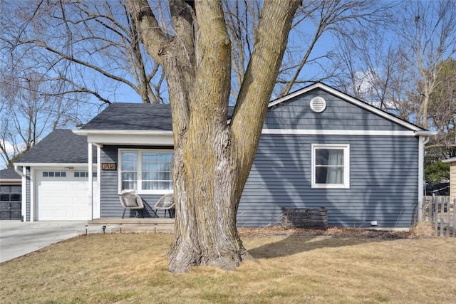 view of front of house with driveway, a front lawn, a garage, and a shingled roof