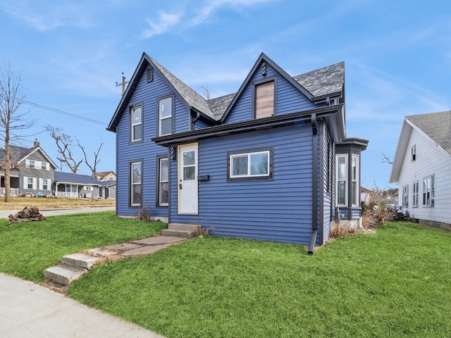 view of front facade featuring a front yard and entry steps