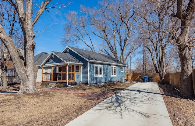 view of front of home with fence and covered porch