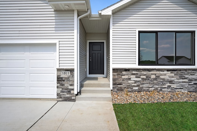 1811 Tuscany Dr SE, Altoona, IA 50009 - property entrance with stone siding and an attached garage