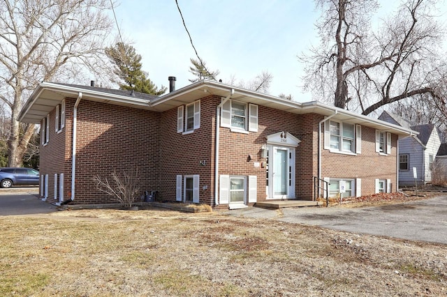 view of front facade featuring brick siding