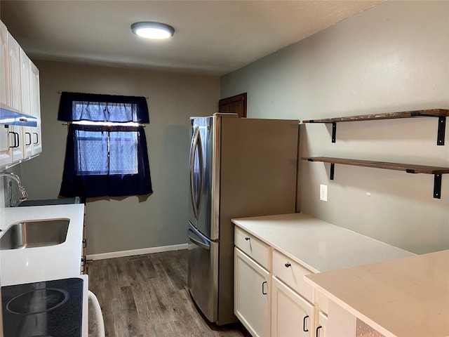 kitchen featuring a sink, electric range oven, freestanding refrigerator, dark wood-style floors, and open shelves