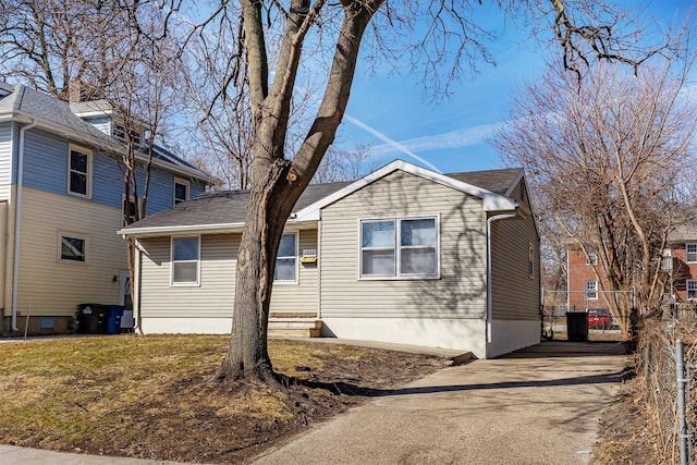 view of front of home featuring a front lawn