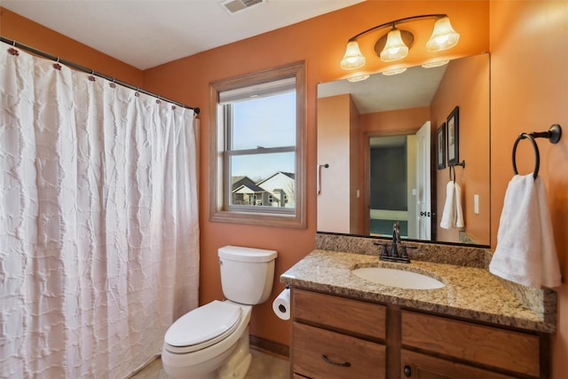 full bathroom featuring visible vents, toilet, vanity, and a shower with curtain