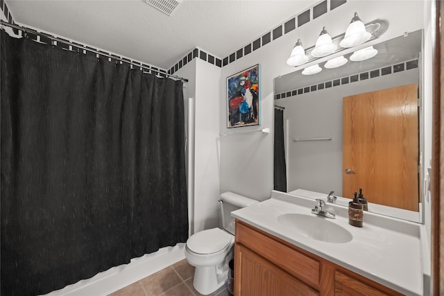 full bathroom featuring tile patterned floors, visible vents, a shower with curtain, toilet, and vanity