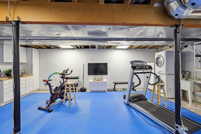 exercise room with stacked washer and clothes dryer