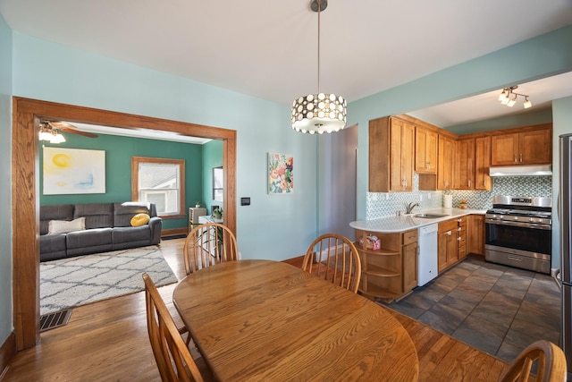 dining space with dark wood finished floors, visible vents, and ceiling fan