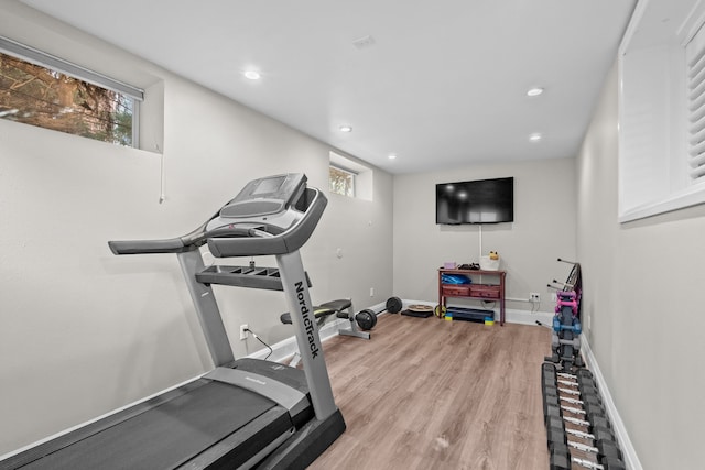 workout room featuring recessed lighting, light wood-style floors, and baseboards