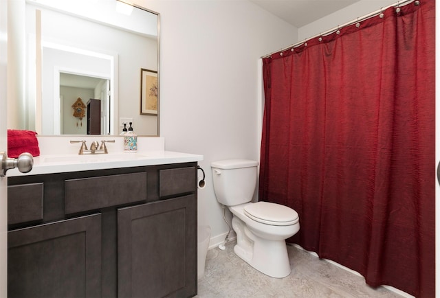 full bathroom featuring baseboards, toilet, vanity, and a shower with curtain