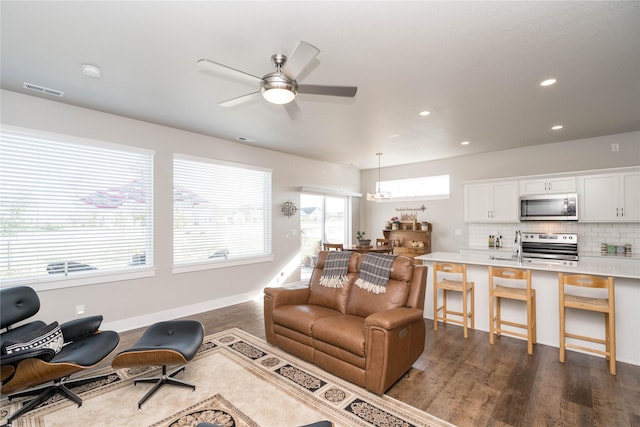 living area with visible vents, dark wood-style floors, recessed lighting, baseboards, and ceiling fan