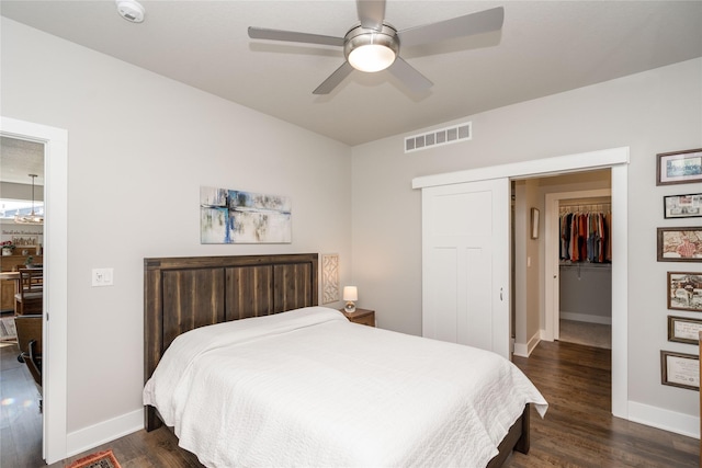 bedroom with visible vents, dark wood-type flooring, a ceiling fan, a closet, and baseboards