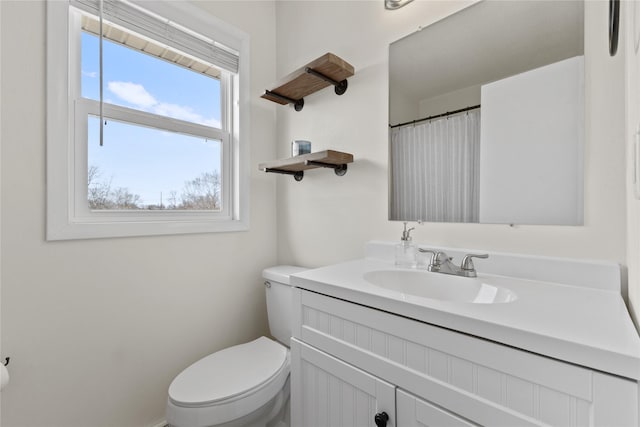 full bath featuring a shower with curtain, toilet, and vanity