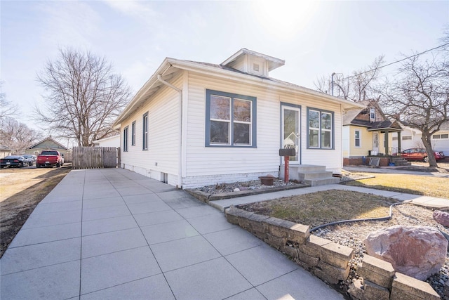 bungalow featuring fence