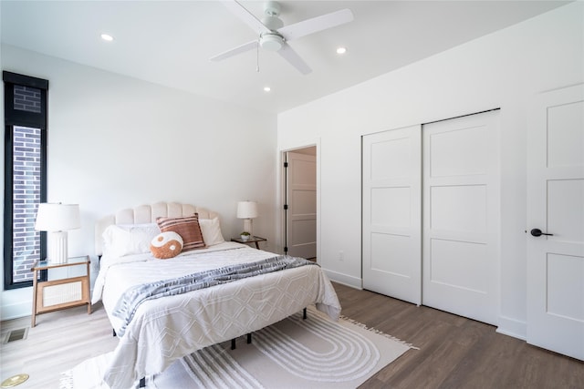 bedroom with visible vents, a ceiling fan, wood finished floors, recessed lighting, and a closet