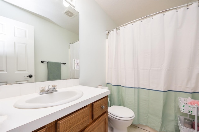 full bathroom featuring a shower with shower curtain, visible vents, toilet, and vanity