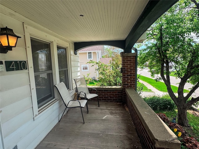 410 1st St S, Newton, IA 50208 - balcony with covered porch